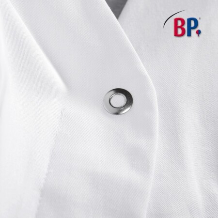 Arztkittel für Damen von BP® mit Langarm, Stehkragen mit V-Ausschnitt und verdeckter Druckknopfleiste mit 1 sichtbarem Druckknopf, eine Piepertasche